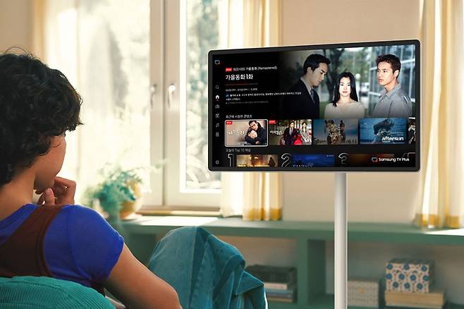 모델이 삼성TV 플러스의 '올인원 AI 통합 채널'을 통해 2000년대 과거 인기 드라마를 시청하는 모습 /제공=삼성전자