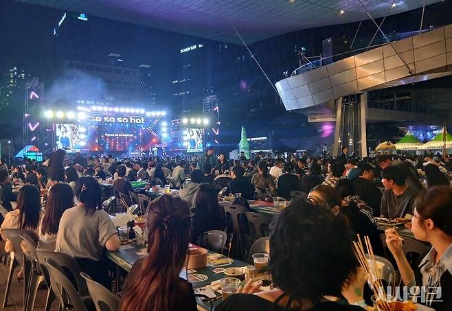 지난 22일 부산 해운대구 영화의 전당 야외광장에서 '2026 센텀맥주축제'가 막을 올렸다. / 사진=김지영 기자