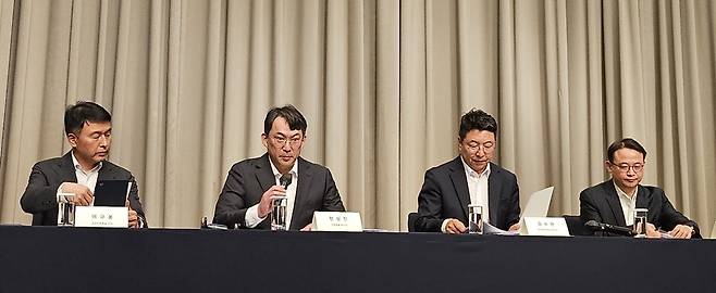 (왼쪽부터) 신세계그룹의 이규봉 경영지원총괄 전무, 전상진 경영총괄 부사장, 김수완 대외협력본부장 부사장, 양종환 감사팀장 상무가 스타벅스 탱크데이 사태의 자체 진상조사 결과를 발표하기 위해 자리를 잡았다. [사진=김소희 기자]