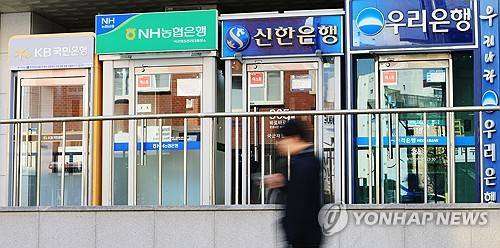4대 금융지주 건전성 역대 최악(서울=연합뉴스) 최재구 기자 = 4대 금융지주(KB·신한·하나·우리)가 이자·수수료로 올해 3분기까지 15조원이 넘는 최대 이익을 거뒀지만, 동시에 부실 대출도 눈덩이처럼 불어나고 있다. 수년간 저성장·고금리 환경이 이어지면서 한계에 이른 자영업자, 중소기업 등 취약차주(대출자)들이 원리금을 제때 갚지 못하기 때문이다. 사진은 9일 서울 시내에 설치된 은행 ATM기를 시민들이 지나는 모습. 2025.11.9 jjaeck9@yna.co.kr