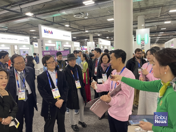 김재영 (주)오티톤메디컬 대표가 박람회 현장에서 AI 기반 스마트 체온계 '닥터인홈(Doctor In Home)' 제품에 대해 소개하고 있다. ⓒ오티톤메디컬