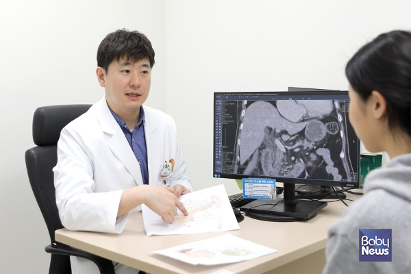 인제대학교 일산백병원 소화기내과 이태승 교수가 환자에게 췌장암 위험 신호와 검진 필요성에 대해 설명하고 있다. 황달, 체중 감소, 지속적인 복통은 췌장암 의심 증상으로 꼽힌다.&nbsp;ⓒ인제대학교 일산백병원