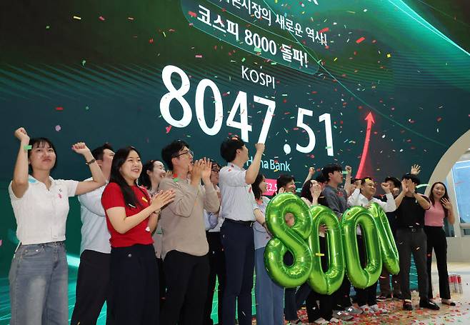 코스피가 사상 처음으로 종가 기준 8000선을 넘어선 26일 오후 서울 중구 하나은행 딜링룸에서 직원들이 축하 세리머니를 하고 있다. 코스피는 이날 전 거래일 보다 199.80 포인트(2.55%) 오른 8047.51 포인트로 장을 마감했다. (사진=뉴시스)