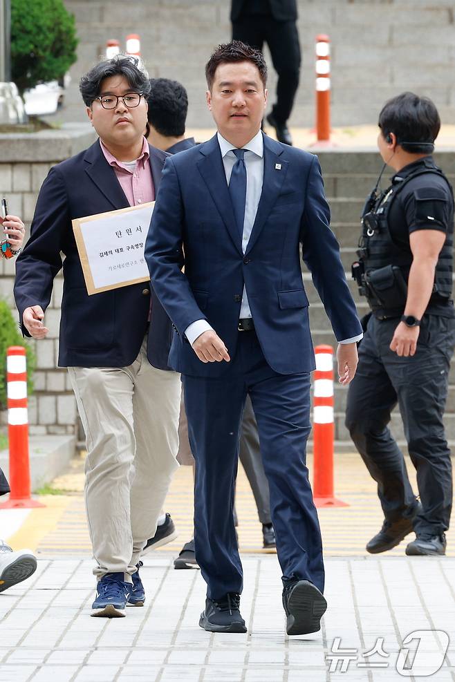 김세의 가로세로연구소(가세연) 대표가 26일 오전 서울 서초구 중앙지방법원에서 성폭력범죄의 처벌 등에 관한 특례법 위반(카메라 등 이용 촬영·반포 등) 및 명예훼손 등 혐의와 관련, 구속 전 피의자 심문(영장실질심사)에 출석하고 있다. 2026.5.26 ⓒ 뉴스1 안은나 기자