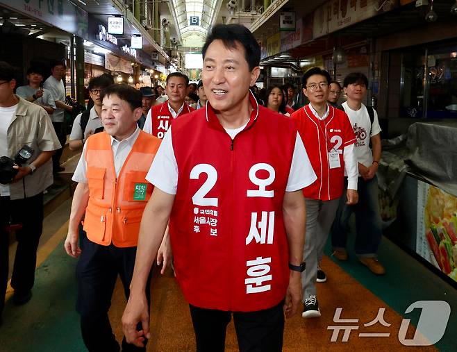 오세훈 국민의힘 서울시장 후보가 26일 오전 서울 마포구 망원시장에서 도보유세를 하고 있다. (공동취재) 2026.5.26 ⓒ 뉴스1 김도우 기자