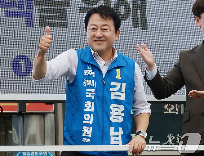 김용남 더불어민주당 경기평택을 국회의원 재선거 후보가 21일 경기도 평택시 안중시장 앞에서 열린 공식선거운동 출정식에서 엄지를 들어올리고 있다. 2026.5.21 ⓒ 뉴스1 임세영 기자