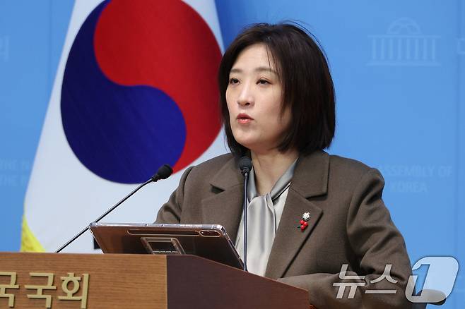 최보윤 국민의힘 수석대변인이 11일 서울 여의도 국회 소통관에서 현안 브리핑을 하고 있다. 2026.1.11 ⓒ 뉴스1 신웅수 기자