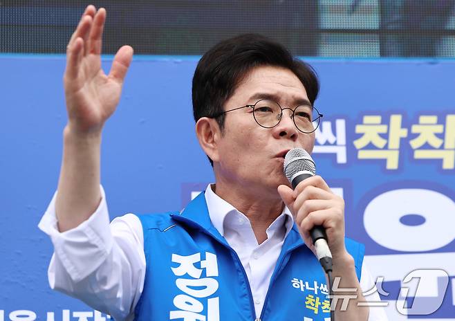 정원오 더불어민주당 서울시장 후보가 26일 오후 서울 관악구 신림역 사거리에서 지지를 호소하고 있다. 2026.5.26 ⓒ 뉴스1 구윤성 기자