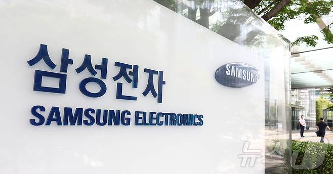삼성전자 노동조합의 2026년 임금·단체협약 잠정 합의안 찬반 투표 종료를 하루 앞둔 26일 서울 서초구 삼성전자 사옥에서 직원들이 오가고 있다. 2026.5.26 ⓒ 뉴스1 김민지 기자