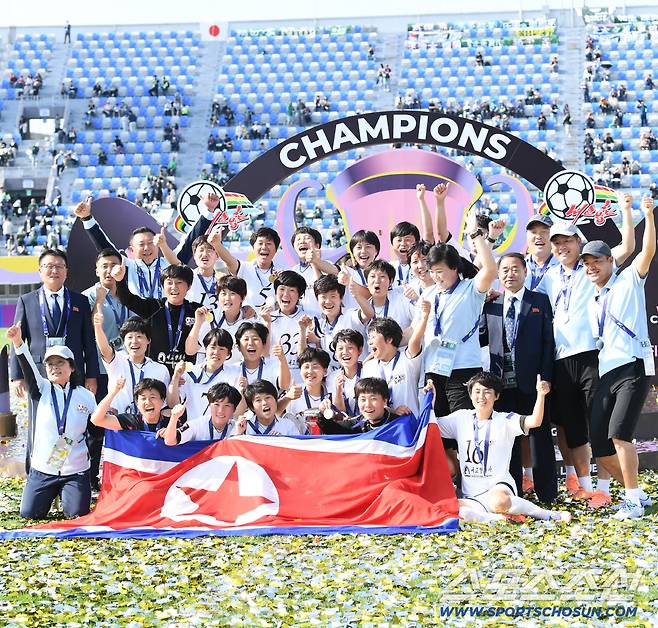 23일 수원종합운동장에서 열린 2025-2026시즌 아시아축구연맹(AFC) 여자 챔피언스리그(AWCL) 평양 내고향여자축구단과 도쿄 베르디 벨레자의 결승전. 우승을 차지한 내고향여자축구단 선수단이 기뻐하고 있다. 수원=박재만 기자 pjm@sportschosun.com/2026.05.23/