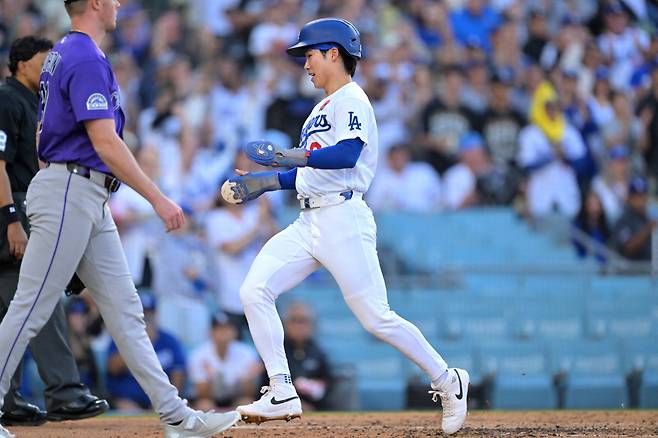 May 25, 2026; Los Angeles, California, USA; Los Angeles Dodgers second baseman Hyeseong Kim (6) runs home to score against the Colorado Rockies in the third inning at Dodger Stadium. Mandatory Credit: Jayne Kamin-Oncea-Imagn Images







<저작권자(c) 연합뉴스, 무단 전재-재배포, AI 학습 및 활용 금지>