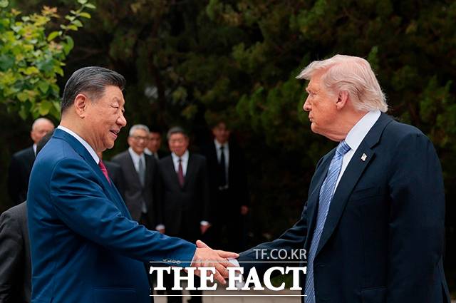 방중 기간 도널드 트럼프 미국 대통령(오른쪽)과 시진핑 중국 국가주석은 총 여섯 차례 만나며 대화를 이어갔지만, 대만·희토류·인공지능(AI) 등 핵심 현안에서는 뚜렷한 합의 없이 일정을 마무리했다. 사진은 트럼프 대통령과 시 주석이 5월 15일 베이징 중난하이에서 악수를 나누고 있다. /베이징=뉴시스, AP