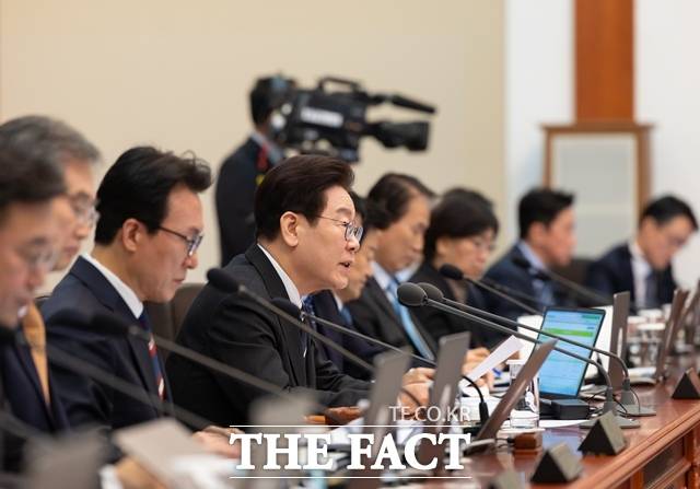 이재명 정부가 출범 1주년을 계기로 1년간의 국정 운영 성과와 123개 국정과제 실적을 정리한 자료집을 공개했다. 사진은 지난 2월 24일 이재명 대통령이 청와대에서 주재한 제6회 국무회의에서 발언하는 모습. /청와대