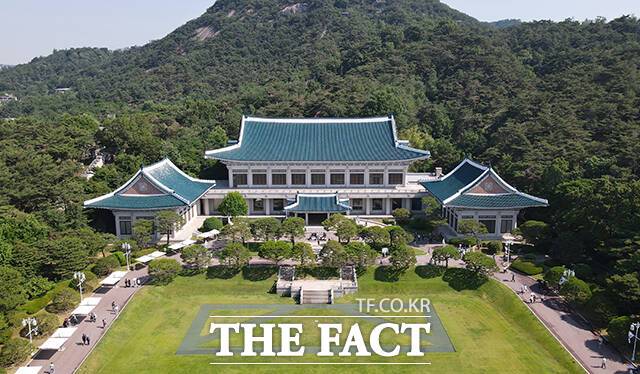 청와대는 26일 고금리·고물가·고환율 상황에 대한 김용범 정책실장의 SNS 발언 논란에 "정부는 현재 상황이 중소기업과 서민 경제에 상당한 부담으로 작용할 수 있음을 엄중하게 인식하고 있다"는 입장을 밝혔다. 2025년 6월 12일 오전 서울 종로구 청와대의 모습이 보이고 있다. /박헌우 기자