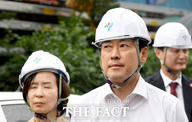 사고 현장 바라보는 장 대표(왼쪽 두 번째).