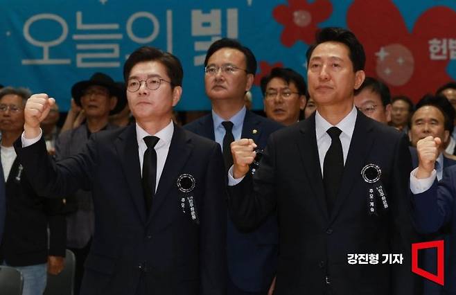 정원오 더불어민주당 서울시장 후보와 오세훈 국민의힘 서울시장 후보가 18일 서울 중구 서울시청에서 열린 '5.18 민주화운동 제46주년 서울기념식'에 참석해 '임을 위한 행진곡'을 제창 하고 있다. 2026.5.18 강진형 기자