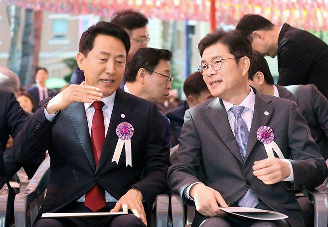 정원오(오른쪽) 더불어민주당 서울시장 후보와 오세훈 국민의힘 서울시장 후보가 24일 서울 종로구 조계사에서 열린 부처님 오신 날 봉축법요식에 참석해 대화를 하고 있다. /뉴스1