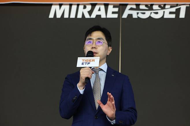김남기 미래에셋자산운용 ETF운용부문 대표가 26일 서울 중구 미레에셋 본사에서 열린 TIGER 삼성전자·SK하이닉스 단일종복 레버리지 상장 기자간담회에서 발언하고 있다.  삼성·미래에셋·한국투자·KB·신한·한화·키움·하나자산운용 등 8개 운용사는 삼성전자와 SK하이닉스를 기초자산으로 하는 단일종목 레버리지 상품 총 16종을 27일 상장한다. 2026.05.26 [서울=뉴시스]