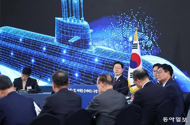 이재명 대통령이 26일 경남 창원시 진해구에서 열린 제1회 미래국방전략위원회에서 참석자 발언을 듣고 있다. 김재명 기자 base@dong.com