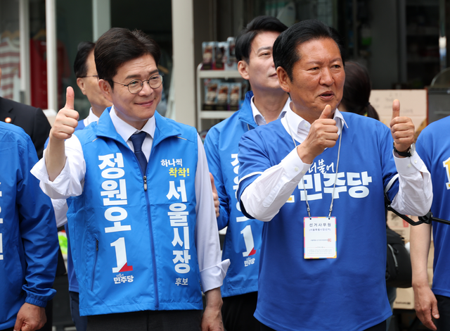 정청래 더불어민주당 대표와 정원오 서울시장 후보가 26일 서울 영등포구 여의도역 5번 출구에서 출근하는 시민에게 인사하고 있다. [연합뉴스]