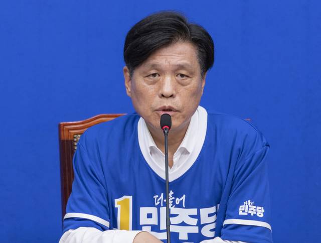 조승래 더불어민주당 총괄선거대책본부장이 26일 국회에서 열린 기자간담회에서 발언하고 있다. [연합뉴스]