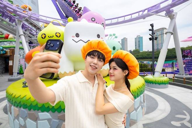 메이플스토리 굿즈 '주황버섯 인형모자'. 롯데월드 제공