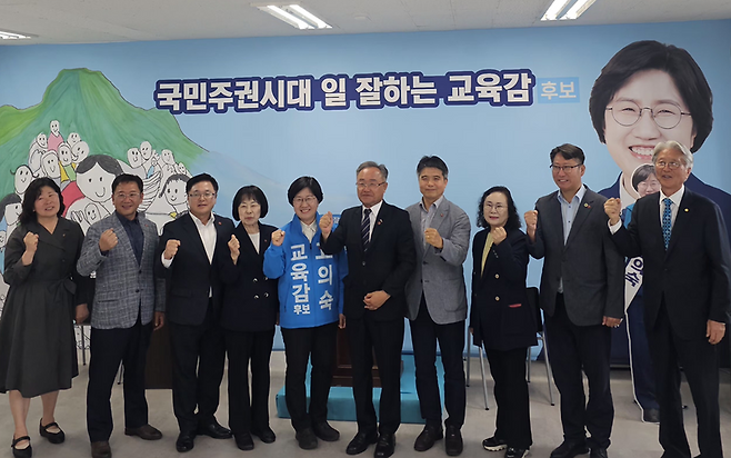 고의숙 제주특별자치도교육감 후보가 26일 캠프 사무실에서 제주4·3희생자유족회 김창범 회장 및 관계자들과 간담회를 마친 뒤 기념촬영을 하고 있다. 고 후보는 4·3교육과 신설, 4·3 교과서 개발, 학생 참여형 추념문화 조성 등을 통해 제주4·3 평화인권교육을 강화하겠다고 밝혔다. /사진=고의숙 후보 캠프 제공