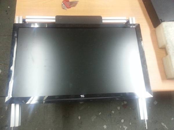 프로파일에다 LCD 모니터를 부착해주었다