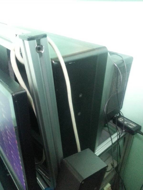 LCD 모니터 뒤에 CRT 모니터의 모습