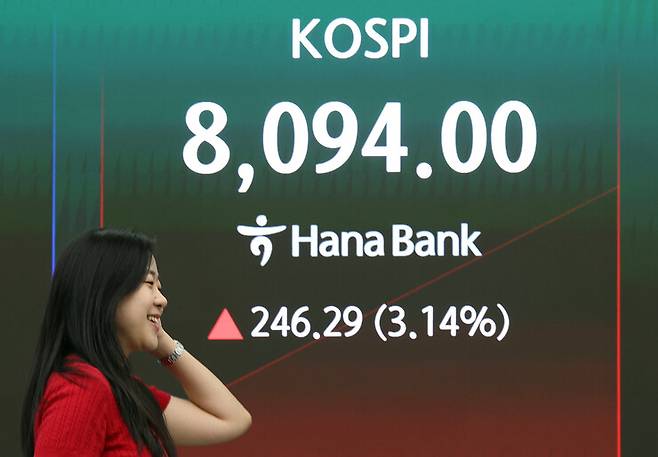 26일 서울 중구 하나은행 딜링룸 현황판에 코스피 등이 표시되고 있다. 연합뉴스