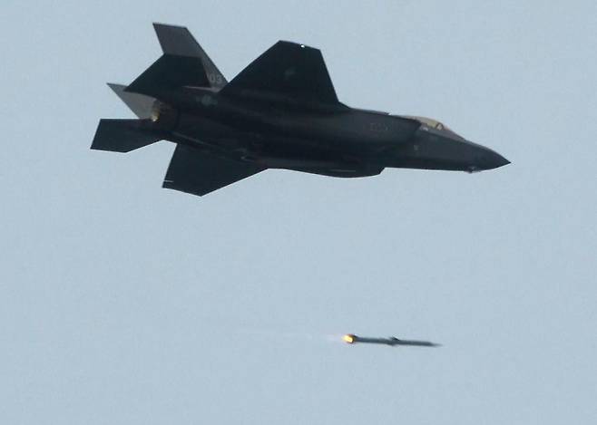 2023년 3월 한국 공군 F-35A 전투기가 가상의 공중 표적을 향해 AIM-120 암람(AMRAAM) 공대공 미사일을 발사하고 있다. 공군 제공