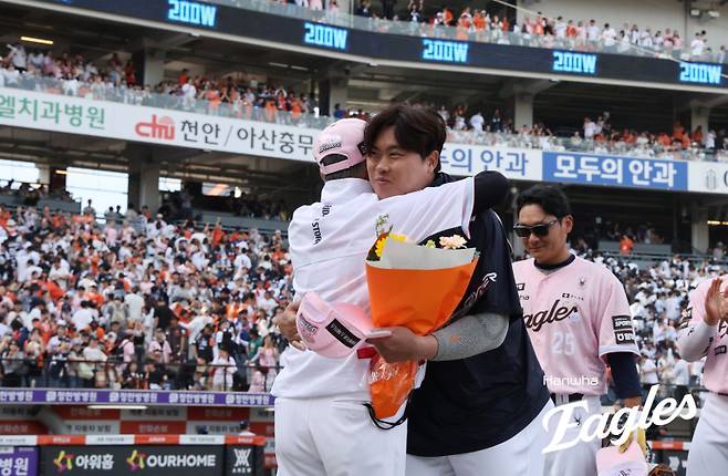 한미 200승 달성 후 김경문 감독과 포옹하는 류현진. 한화 제공