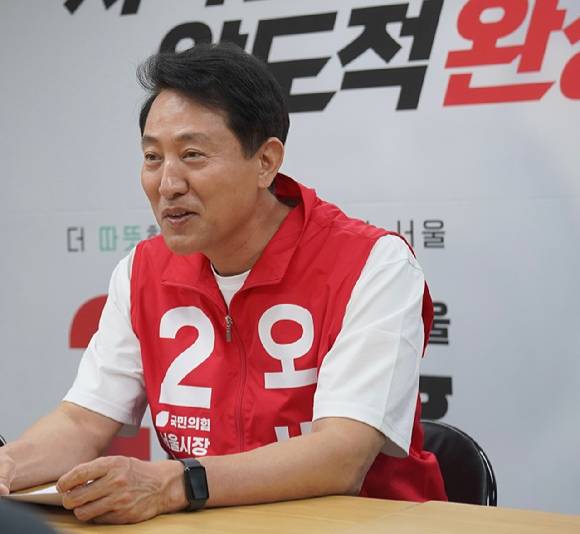 오세훈 국민의힘 서울시장 후보가 지난 22일 서울 종로구 선거사무소에서 한 언론과 인터뷰를 하고 있다. [사진=오세훈 국민의힘 서울시장 후보 선거사무소]