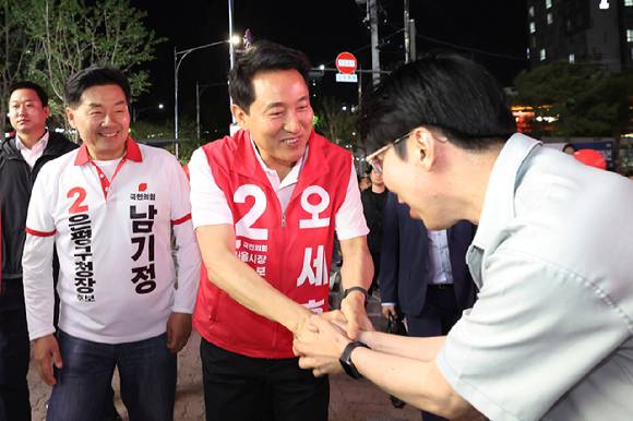 오세훈 국민의힘 서울시장 후보가 지난 22일 서울 은평구 연신내역 사거리 인근에서 한 시민과 악수를 하고 있다. [사진=오세훈 국민의힘 서울시장 후보 선거사무소]