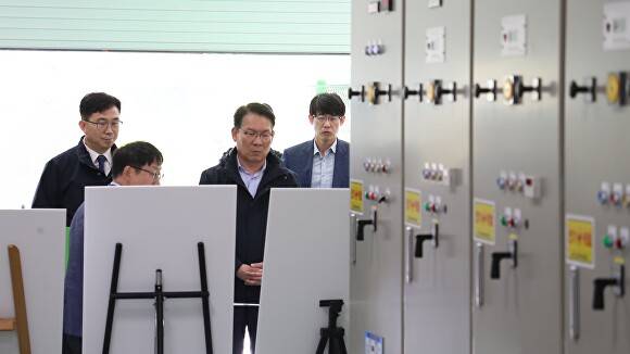 김인중 사장이 지난 8일 나주·영광 재해복구 사업지를 찾아 직원들을 격려하고 현장점검을 하고 있다. [사진=농어촌공사]