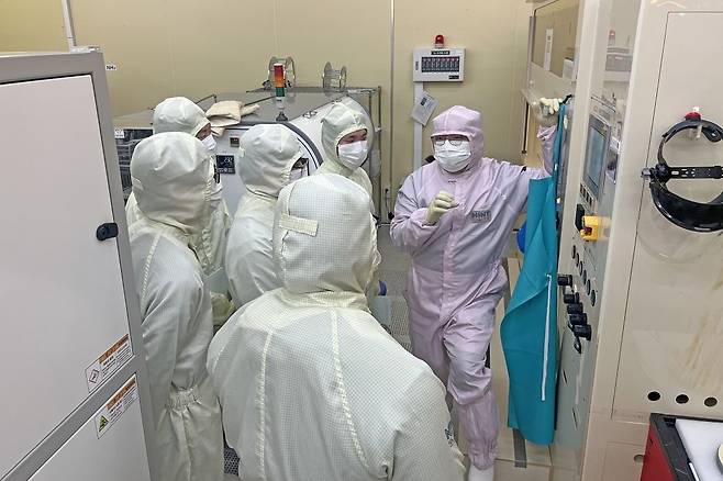 지난 1월 포항공대 나노융합기술원에서 울산과학대 전기전자공학부&middot;기계공학부&middot;화학공학과 학생들이 반도체 설비 교육을 받는 모습. 비전공자에게도 반도체 기업 취업 기회를 주기 위해서 마련한 프로그램이다. 사진 울산과학대