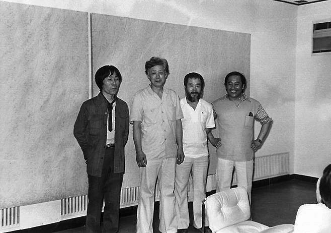Key artists of the dansaekhwa movement are seen at a studio in this file photo from 1979. From left, Lee Ufan, Yun Hyong-keun, Kim Tschang-yeul and Park Seo-bo. [JOONGANG ILBO]