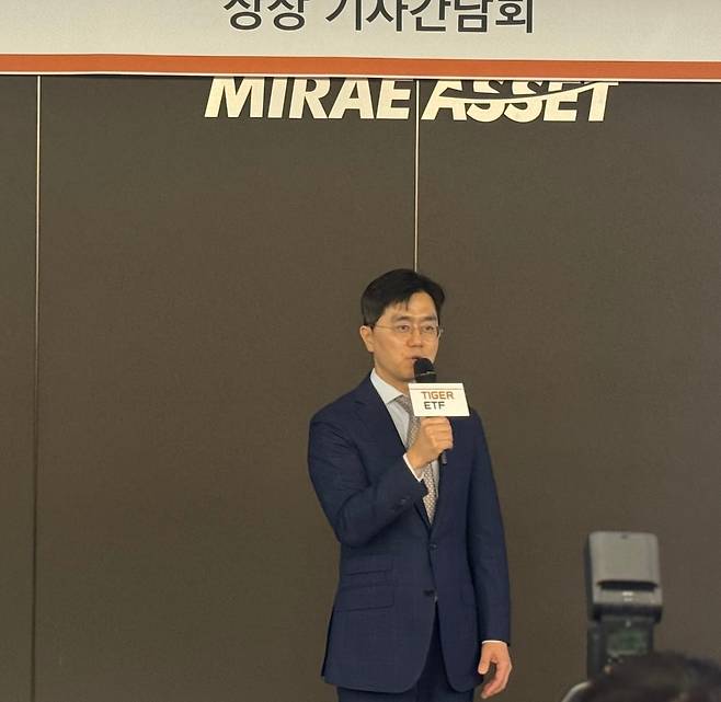 김남기 미래에셋자산운용 ETF운용부문 대표(부사장)가 26일 서울 을지로 미래에셋 센터원에서 열린 ‘삼성전자·SK하이닉스 단일종목 레버리지 상장 기자간담회’에서 발언하고 있다. 임성영 기자.