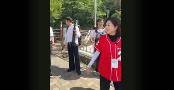 ▲김민전 국민의힘 의원이 2026년 5월25일 김민식 국민의힘 부산북갑 재보궐선거 후보 지지유세를 하던 도중 여학생들에게 여기 잘 생긴 오빠들 많아요라고 말하고 있다. 사진-김민전 유튜브 영상 갈무리