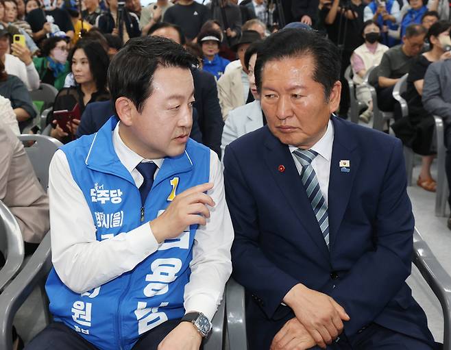 정청래 더불어민주당 대표와 경기 평택을 국회의원 재선거에 출마한 김용남 후보. [공동취재]
