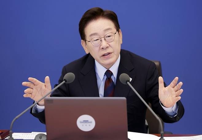 이재명 대통령이 26일 청와대에서 열린 국무회의 겸 비상경제점검회의에서 발언하고 있다. [사진출처=연합뉴스]