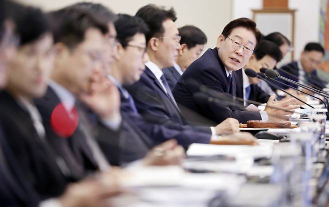 이재명 대통령이 26일 청와대에서 열린 국무회의 겸 비상경제점검회의에서 발언하고 있다. [사진출처=연합뉴스]