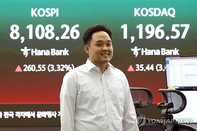 26일 서울 중구 하나은행 딜링룸 현황판에 코스피 등이 표시되고 있다. [연합뉴스]