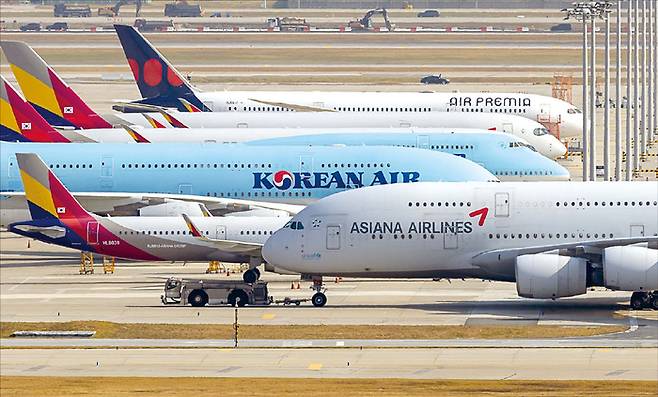 대한항공과 아시아나항공이 오는 12월 ‘통합 대한항공’ 출범을 앞두고 있다. 다만 마일리지 비율, 연공서열(시니어리티) 등 여러 마찰이 예상된다. (연합뉴스)