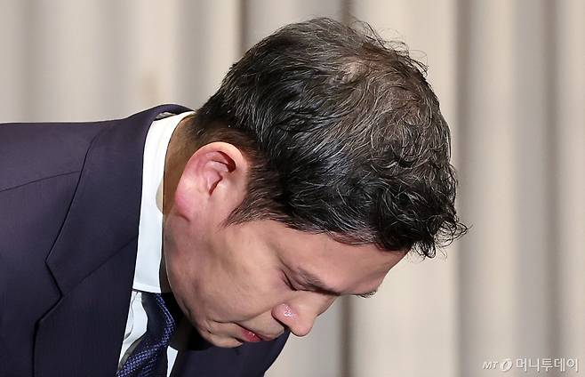 (서울=뉴스1) 김진환 기자 = 정용진 신세계그룹 회장이 26일 오전 서울 강남구 조선팰리스에서 열린 기자회견에서 스타벅스 '탱크데이' 논란 관련 대국민 사과를 하고 있다. 2026.5.26/뉴스1  Copyright (C) 뉴스1. All rights reserved. 무단 전재 및 재배포,  AI학습 이용 금지. /사진=(서울=뉴스1) 김진환 기자