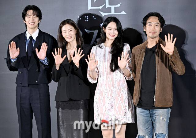배우 이승룡, 김영아, 신민아, 김남희(왼쪽부터)가 26일 오전 서울 용산CGV에서 진행된 영화 '눈동자' (감독 염지호) 제작보고회에서 포토타임을 갖고 있다./송일섭 기자(andlyu@mydaily.co.kr)