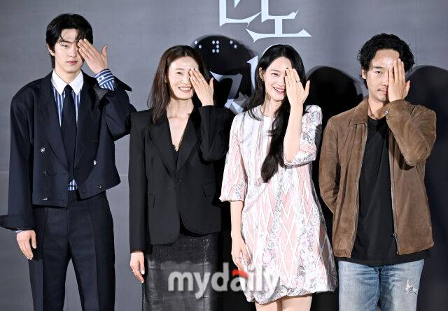 배우 이승룡, 김영아, 신민아, 김남희(왼쪽부터)가 26일 오전 서울 용산CGV에서 진행된 영화 '눈동자' (감독 염지호) 제작보고회에서 포토타임을 갖고 있다./송일섭 기자(andlyu@mydaily.co.kr)