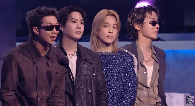 방탄소년단이 AMA를 5년 만에 찾아 베스트 여성 알앤비 아티스트 시상을 하고 있다. [AMA 유튜브 캡처]