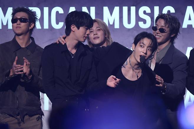 방탄소년단이 2026 아메리칸 뮤직 어워즈에서 ‘올해의 아티스트’와 ‘송 오브 더 이어’를 수상했다. [AFP/연합]