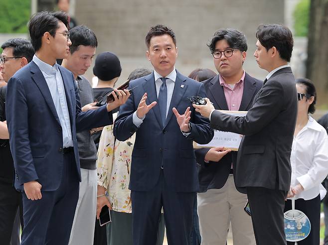 고(故) 김새론의 사망 원인이 배우 김수현의 채무 압박 때문이라는 등 허위 사실을 유포한 혐의를 받는 김세의 가로세로연구소 대표가 26일 서초구 서울중앙지방법원에서 열린 구속 전 피의자 심문(영장실질심사)에 출석하고 있다. [연합]